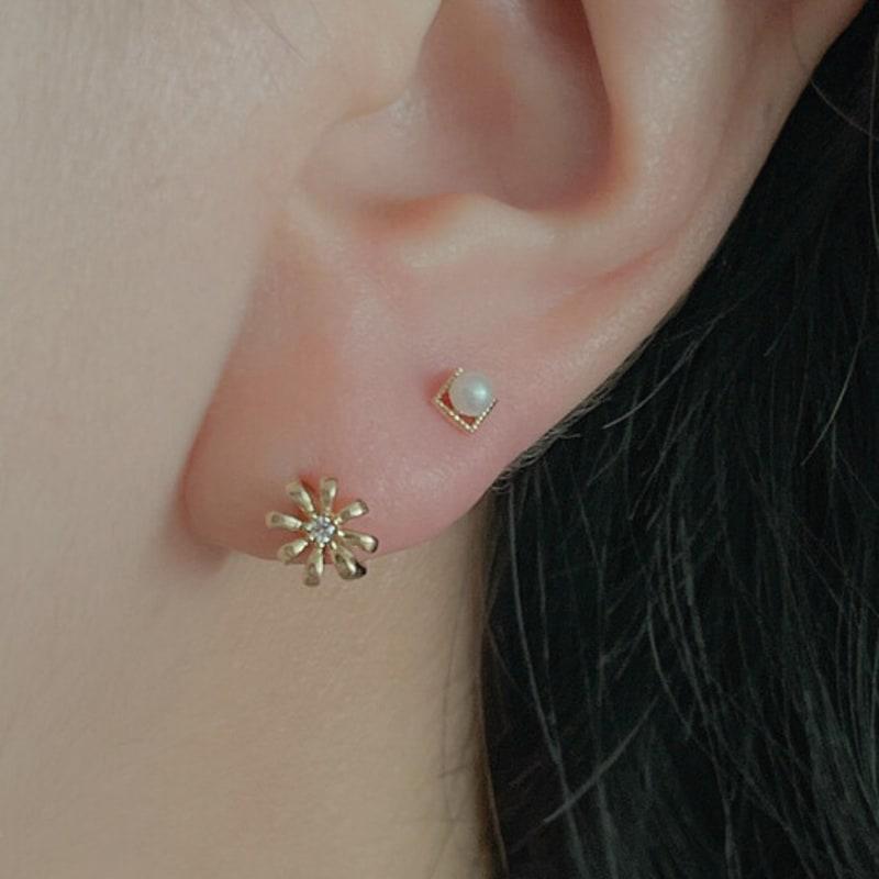 

BettyU 14k gold Merida flower piercing rose gold