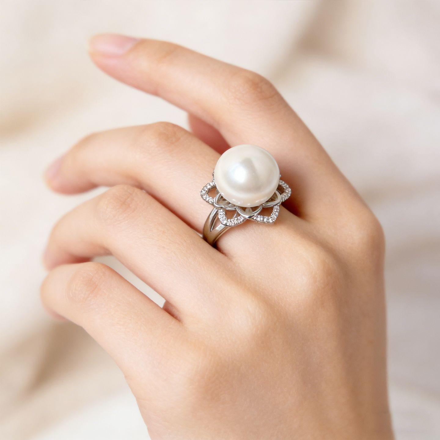 

Adjustable 14mm Mother-of-Pearl Shell Ring for Women – Elegant and Luxurious Design