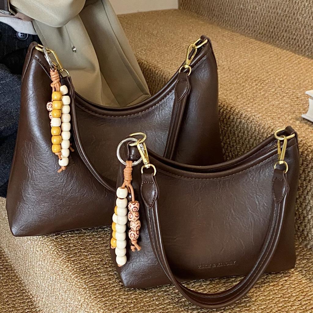 Casual shoulder bag niche design women's bag 2025 new retro underarm bag Korean version large-capacity commuter messenger bag