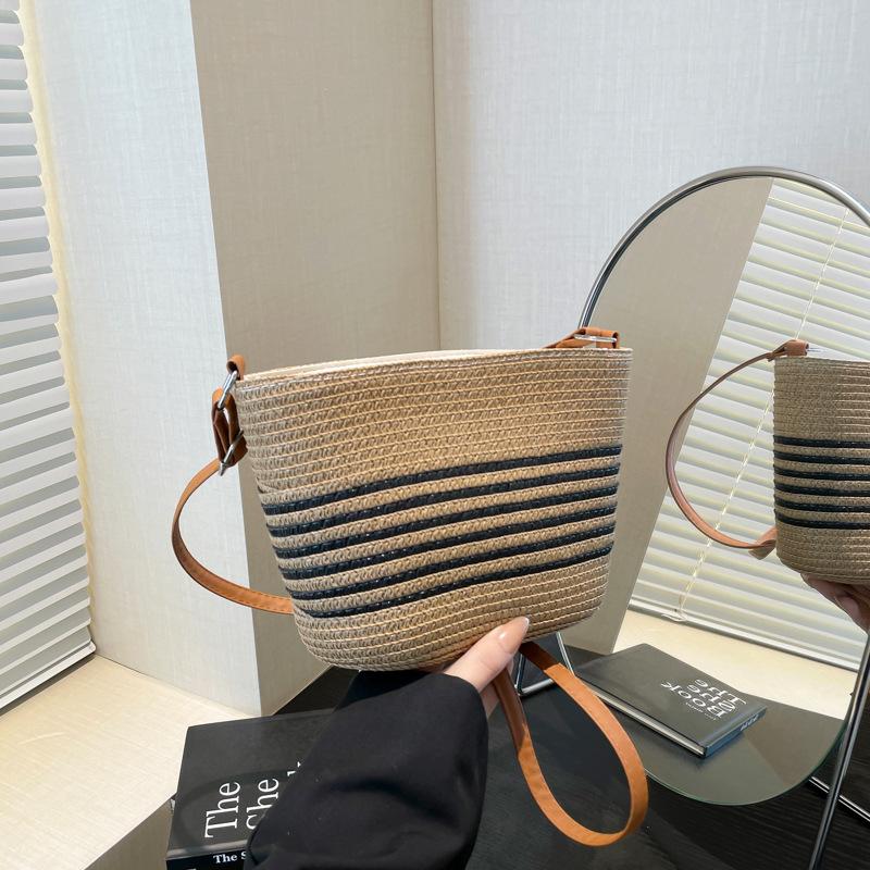 

Foreign style weaving popular trend seaside large capacity versatile casual messenger bag women 2025 new personality design sense чёрный