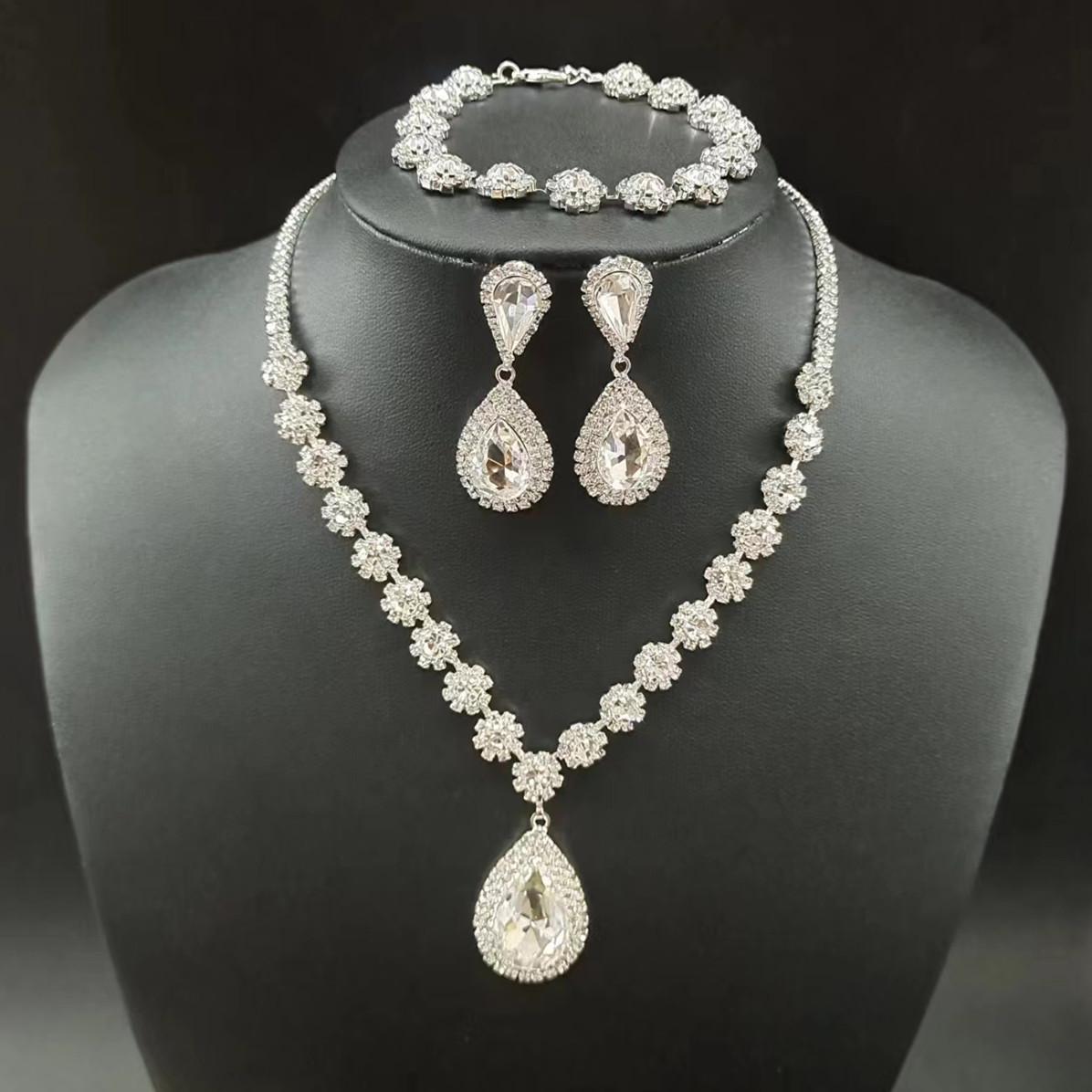 

Модный комплект из трех предметов: ожерелье, серьги, браслет, цветочные стразы, свадебные украшения для невесты белый