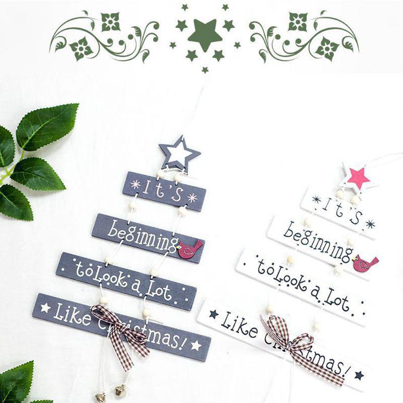 Schlanke und stilvolle Weihnachtsbaumdekoration aus Holz für festliche Stimmung