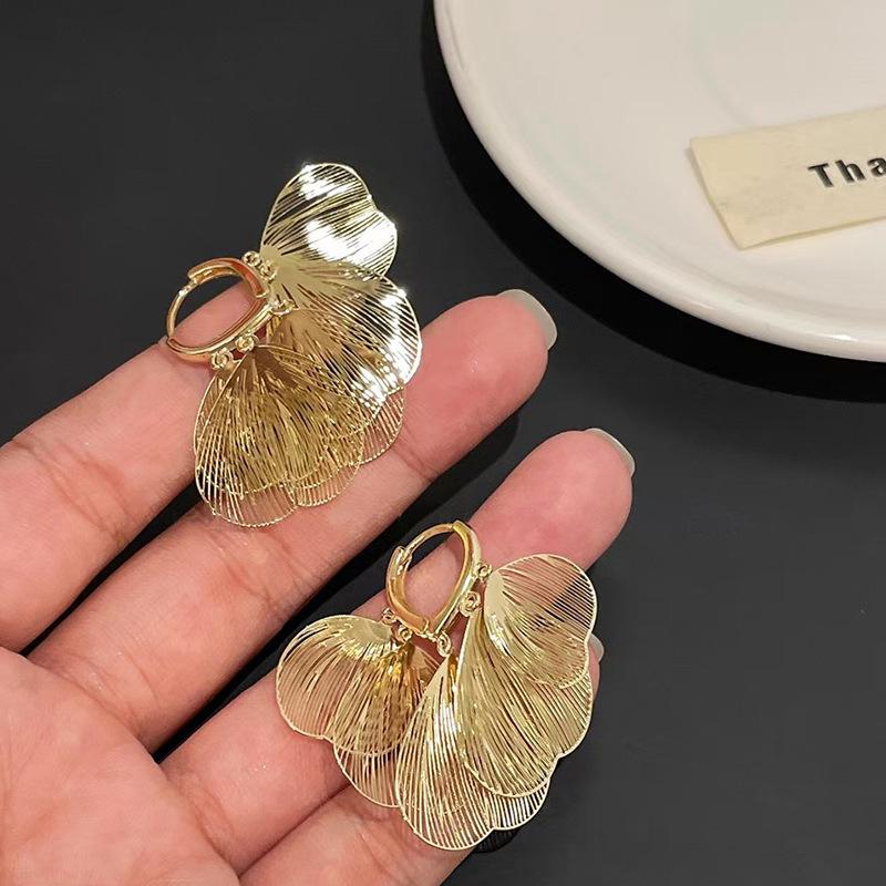 Hollow Butterfly Wing Tassel Earrings - Elegant & Unique Statement Jewelry золотой