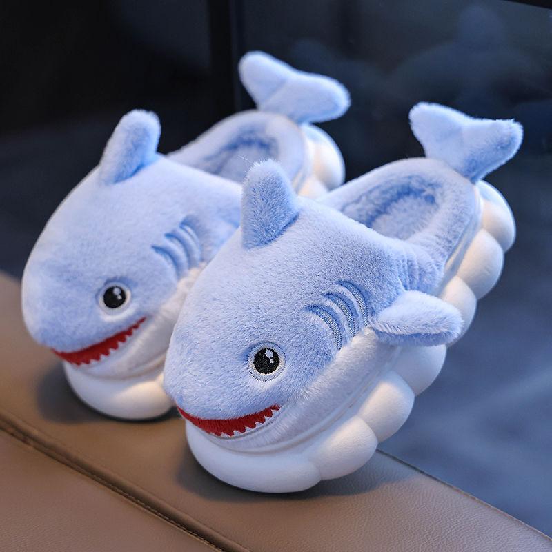 

Хлопчачі бавовняні тапочки з мультяшною акулою: М яке, тепле, нековзке зимове взуття для дому 24/25 (Inner length 16CM) небо синє кольору