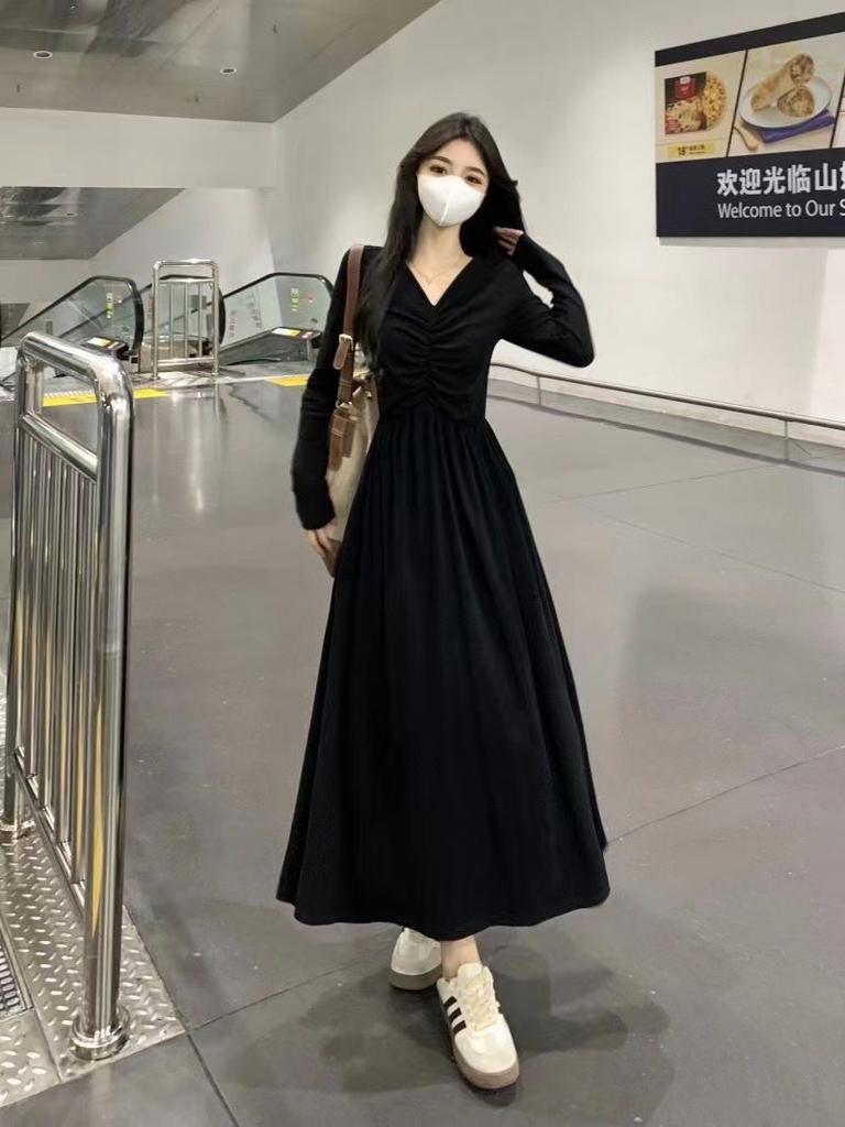 New V-neck long-sleeve slim-fit dress for women, autumn French pleated design, waist-cinching slimming base dress