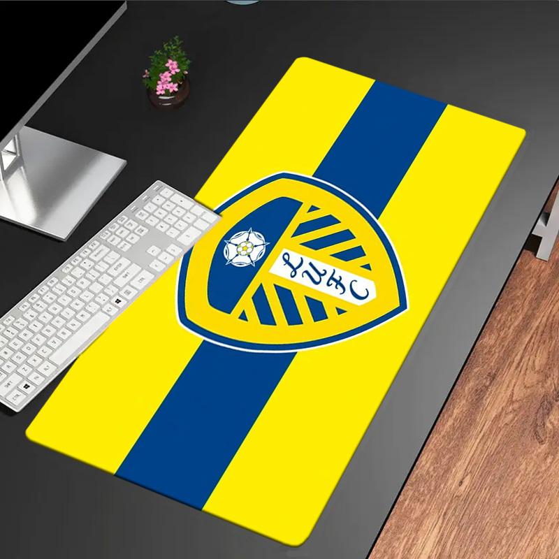 Tappetino per mouse con design dello stemma del Leeds United, base in gomma, tappetino da scrivania per esports, tappetino per mouse per giocatori e uso in ufficio, scrivania da gioco, tappetino facile da pulire