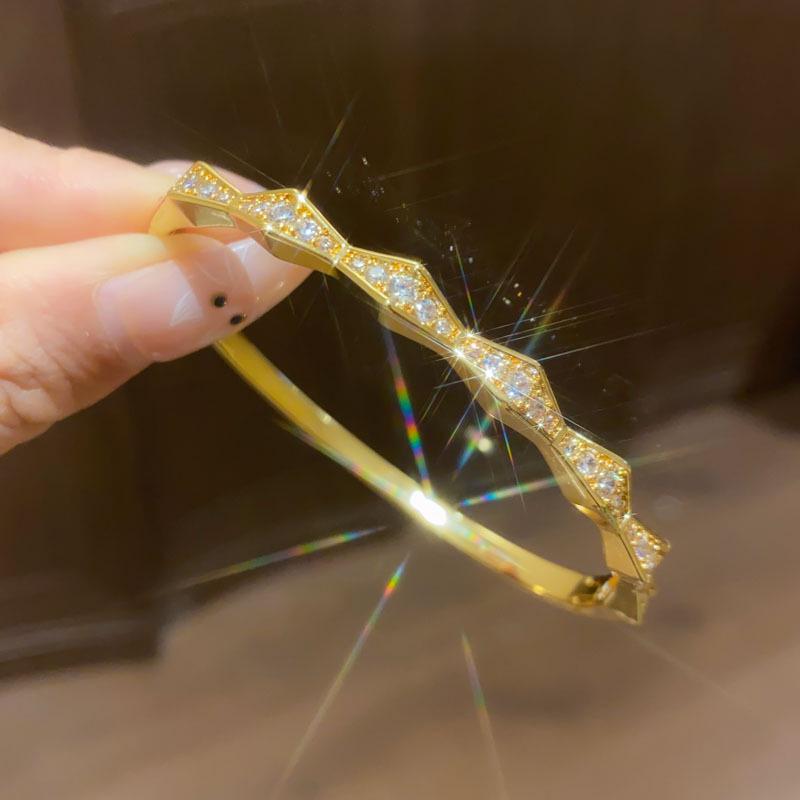 Trendy Geometric Clasp Bracelet with Japanese and Korean Cubic Zirconia - Retro Cool Style, Light Luxury Hand Chain Jewelry.