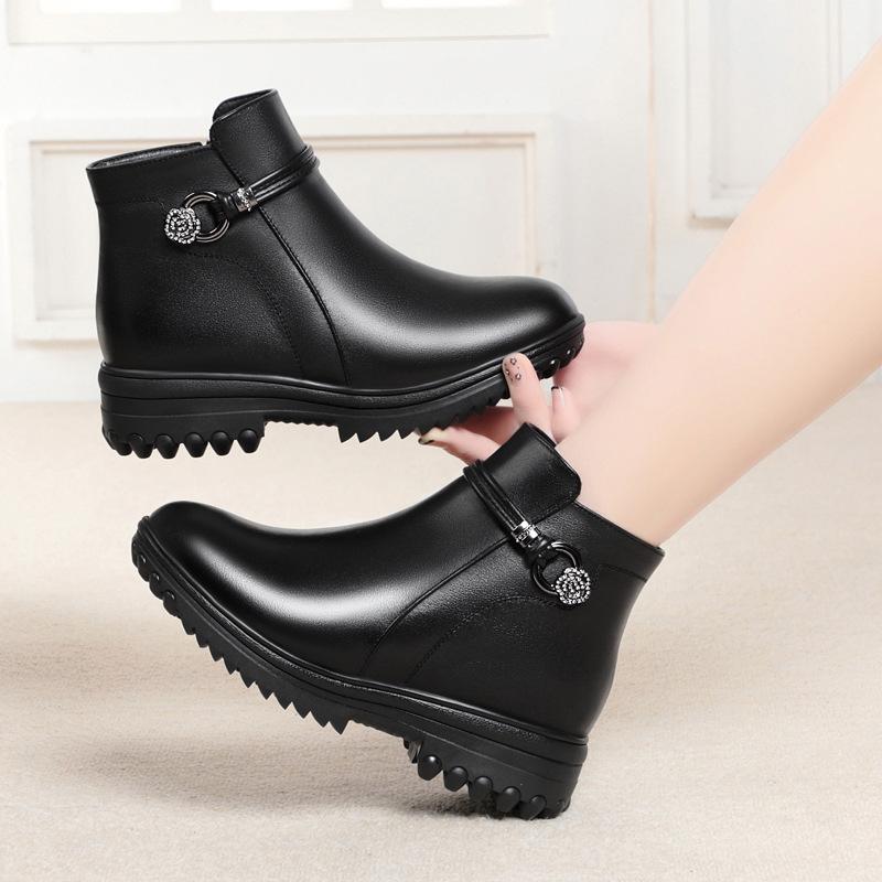 Winter fur integrated mother cotton shoes velvet flat-soled women's short boots non-slip wool shoes medium and old large size women's shoes