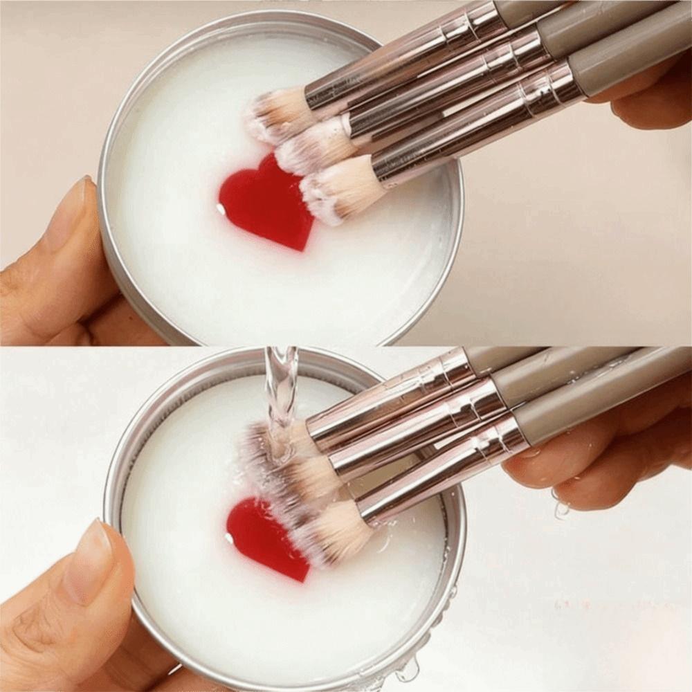 Deep Clean Makeup Brush Cleaner Soap Quick-Dry with Silicone Mat Brush Cleaning Soap Reusable Heart Shape Beauty Tool Washer