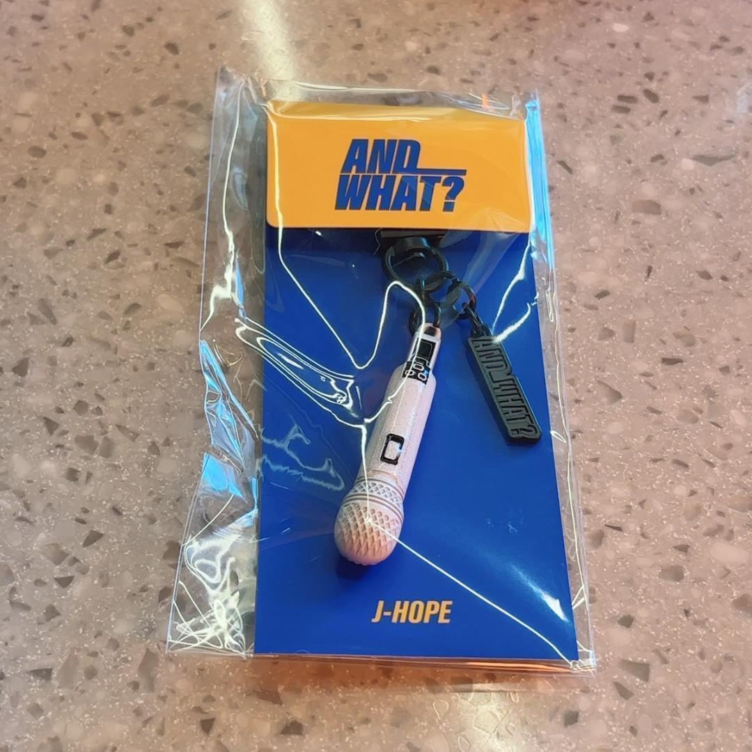 

[Б/У] Брелок-микрофон BTS J-HOPE Выставка AND WHAT Хосок