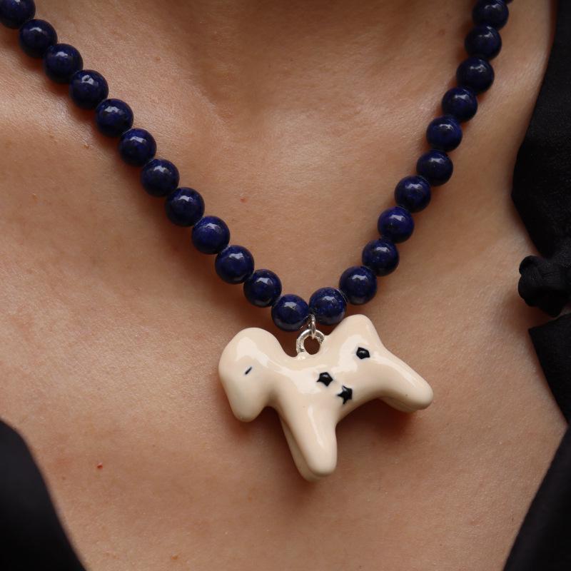 Emaille Pferdeanhänger Halskette mit Lapislazuli-Perlen – Lässiger Urlaubsstil