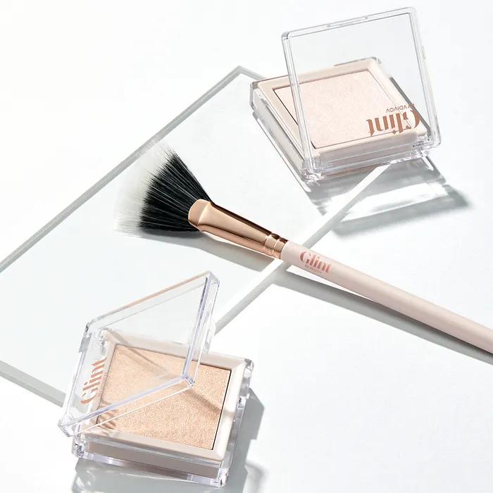 

Fan brush (for highlighter only) Glint Fan Brush