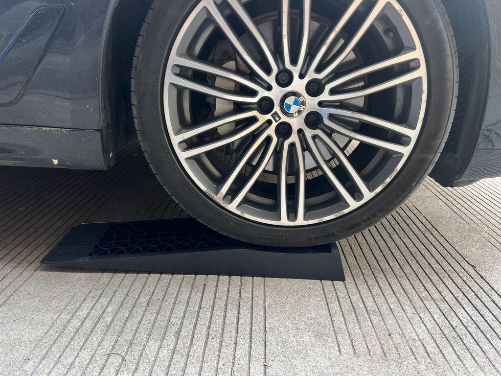 Portable Anti-Slip Rubber Ramp for Vehicle Lift & Oil Changes