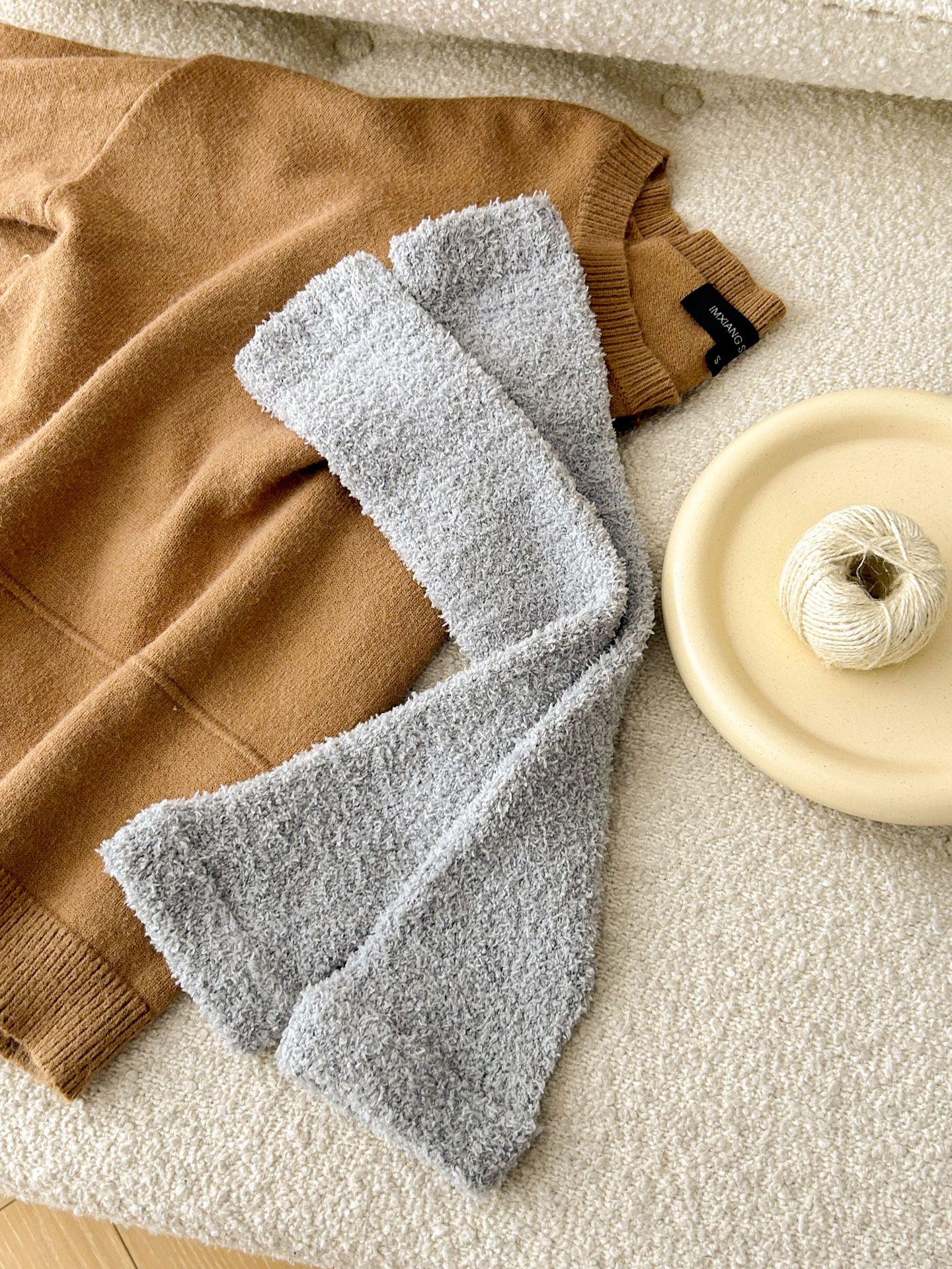 

Non-Shedding Coral Fleece Knee Pads and Striped Calf Socks – Thick, Warm Leg Warmers for Couples One Size