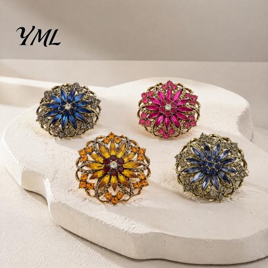 Vintage Clothing Pin Hollow Rhinestone Flower Brooch, Floral Lapel for Women Accessory Women, Bling Badge Jewelry Accessories Retro Alloy Pins