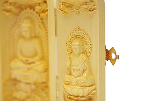 This natural boxwood (Tsuge) Buddhist triad features three Buddha figures: Shaka Nyorai, Amitabha Nyorai, and Yakushi Nyorai. Approximately 10cm tall.