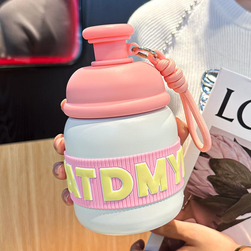 

New niche chubby insulated cup in candy colors with a straw, high aesthetic student water cup, portable insulated cup with a carrying strap 550ml розовый