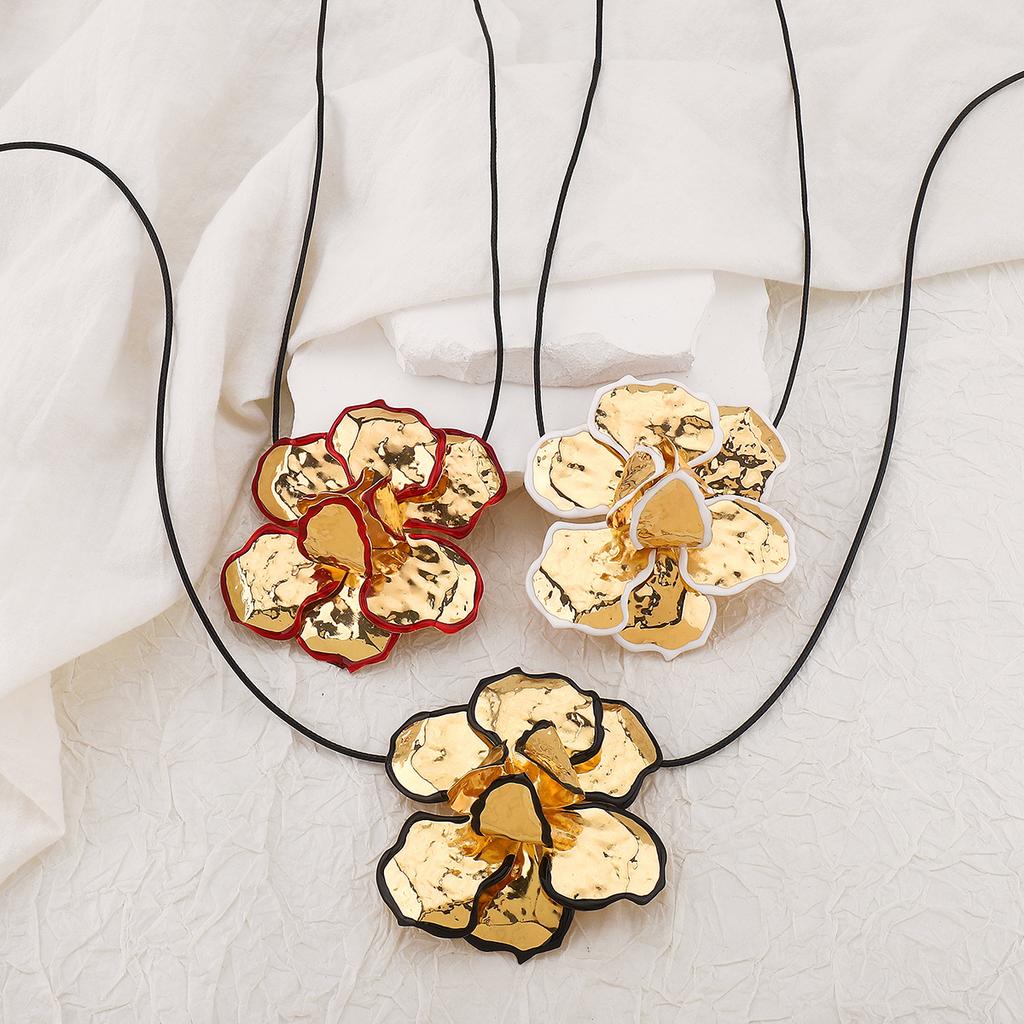 Tooxika Exaggerated Oil Drip Black Edge Three-dimensional Ruffled Flower Pendant Necklace Vintage Stacking Necklace