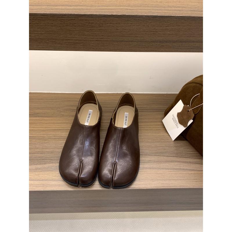 

Flat-bottomed split-toed pig s trotters, single shoes, women s shoes 2025 new spring and autumn horseshoe pig s feet, one-pedal loafers 39