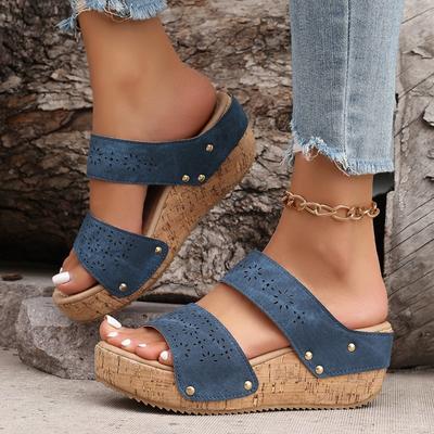 Mode 2025 Sommer Neue Damen Hausschuhe Outdoor Nieten Plateau hohle Keilabsätze Sandalen Übergröße Lässig Bequem Offene Zehen Hausschuhe