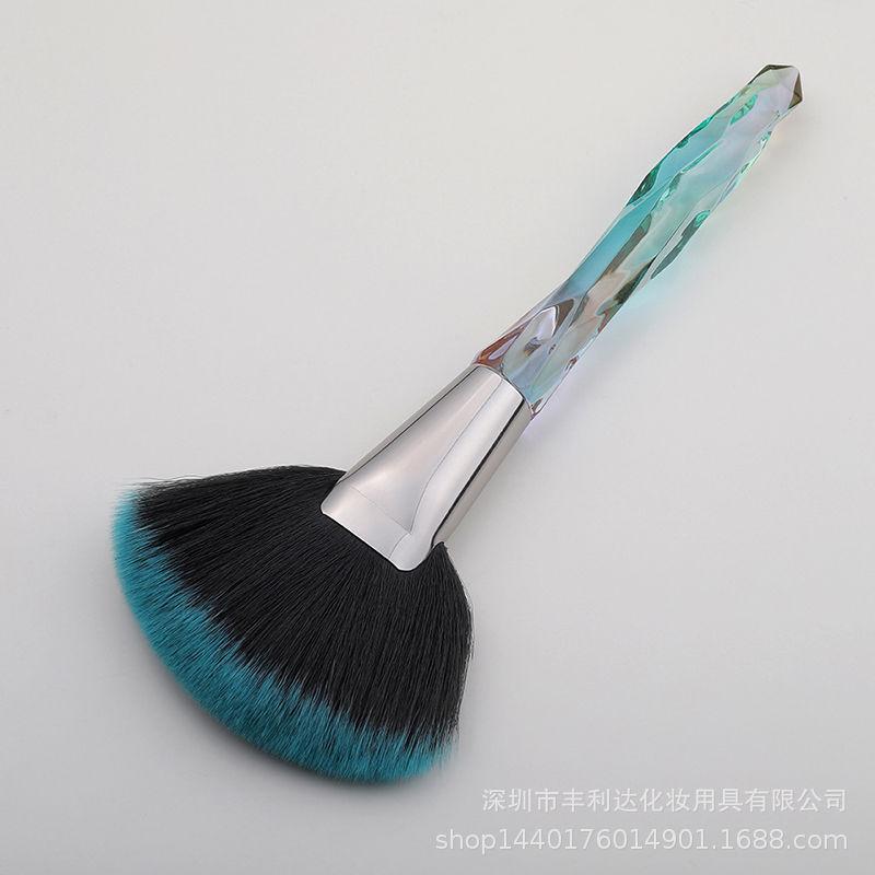 

Fan Shape Makeup Brush with Nylon Bristles & Diamond Handle - Facial Tool for All Skin Types Dual-Use Nail Dust Cleaner зелений