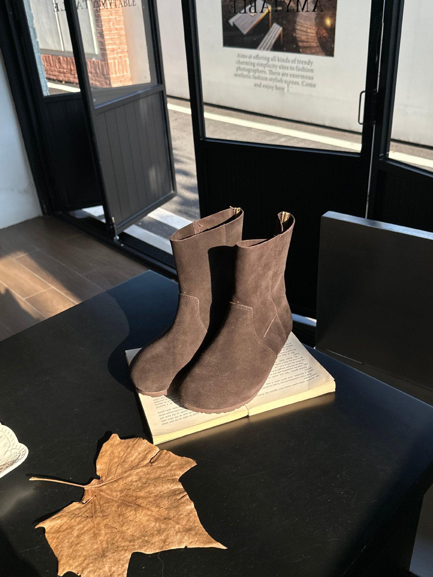 

Retro round head frosted leather thick-soled versatile short boots 2025 autumn and winter niche design turning hair and looking thin fla 35 темно-коричневого