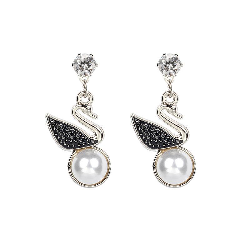 

Korean version of temperament versatile popular swan earrings personality trend pearl stud earrings Douyin the same style срібний