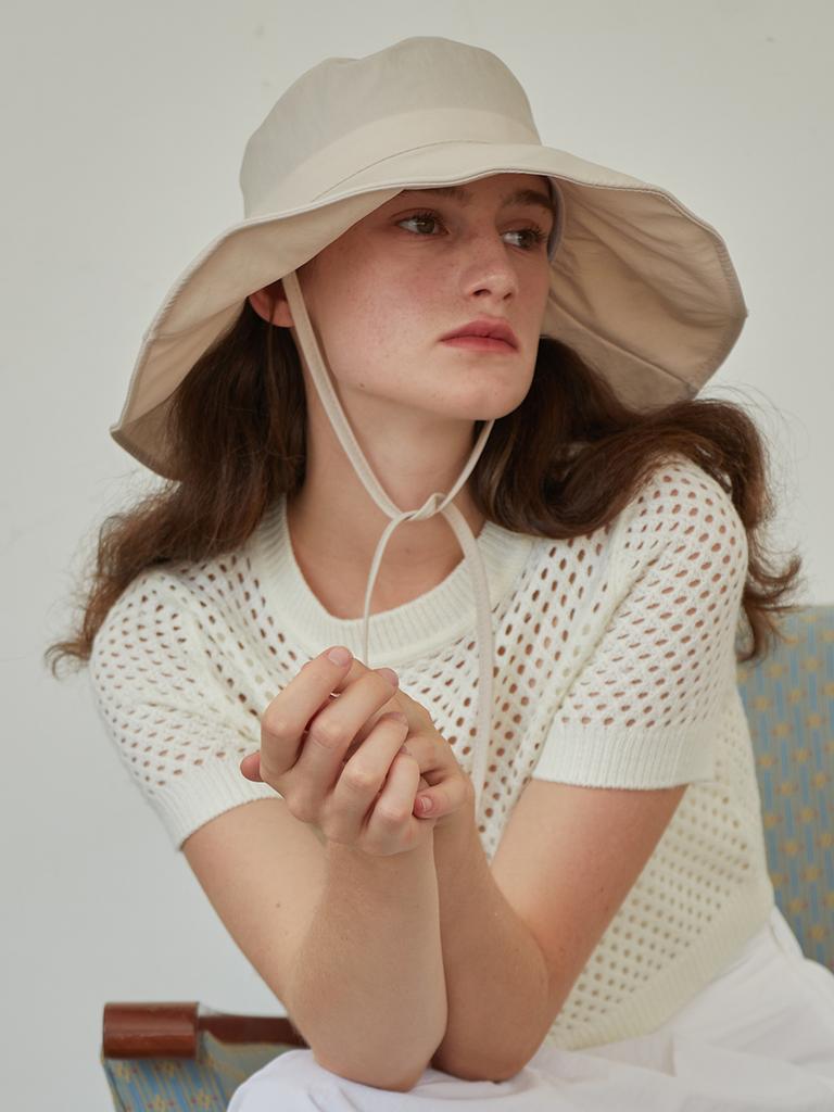 Olinkeompeulliteu Nylon Strap Wide Bucket Hat (Beige)