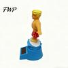 Dynamiczna ozdoba do samochodu Chłopiec Surfer Solarna Kiwająca Zabawka, Kreskówkowy Bobblehead dla Czerwono-Niebieskiej Figurki Deska Rozdzielcza, Samochodowa Huśtająca się Potrząsana Figurka Biuro
