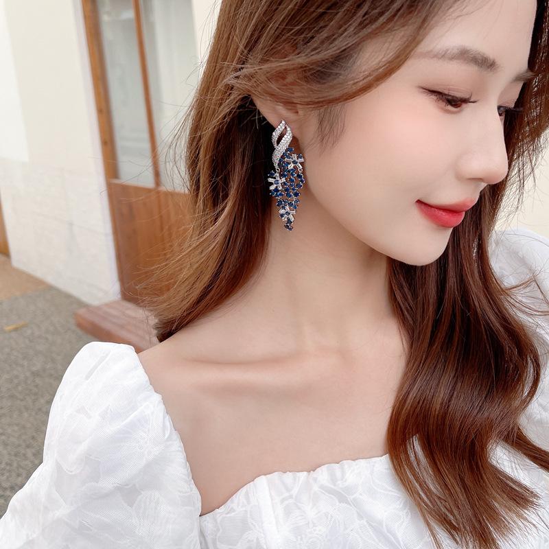 Fashion Dress Paired With Earrings Exaggerates The Grandeur Of Heavy Industry Earrings