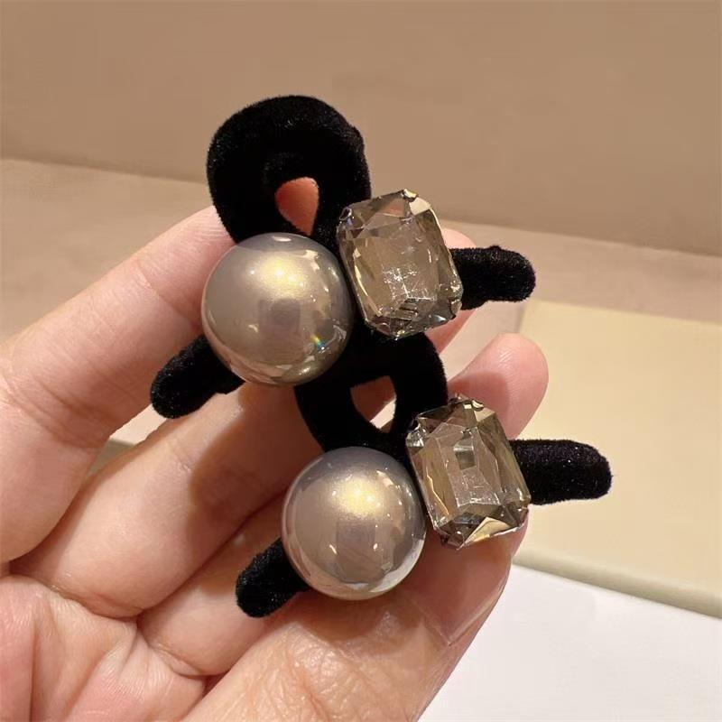 2026 Pearl Velvet Princess Small Claw Clip - High-End Style for Flyaways & Bangs