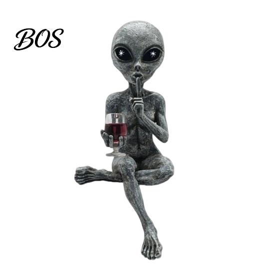 Outdoor Landscape Figurine Resin Alien with Beer Glass Figurine, Decorative Desktop Ornament, Creative Table Exquisite Hand Carved Statue Decoration