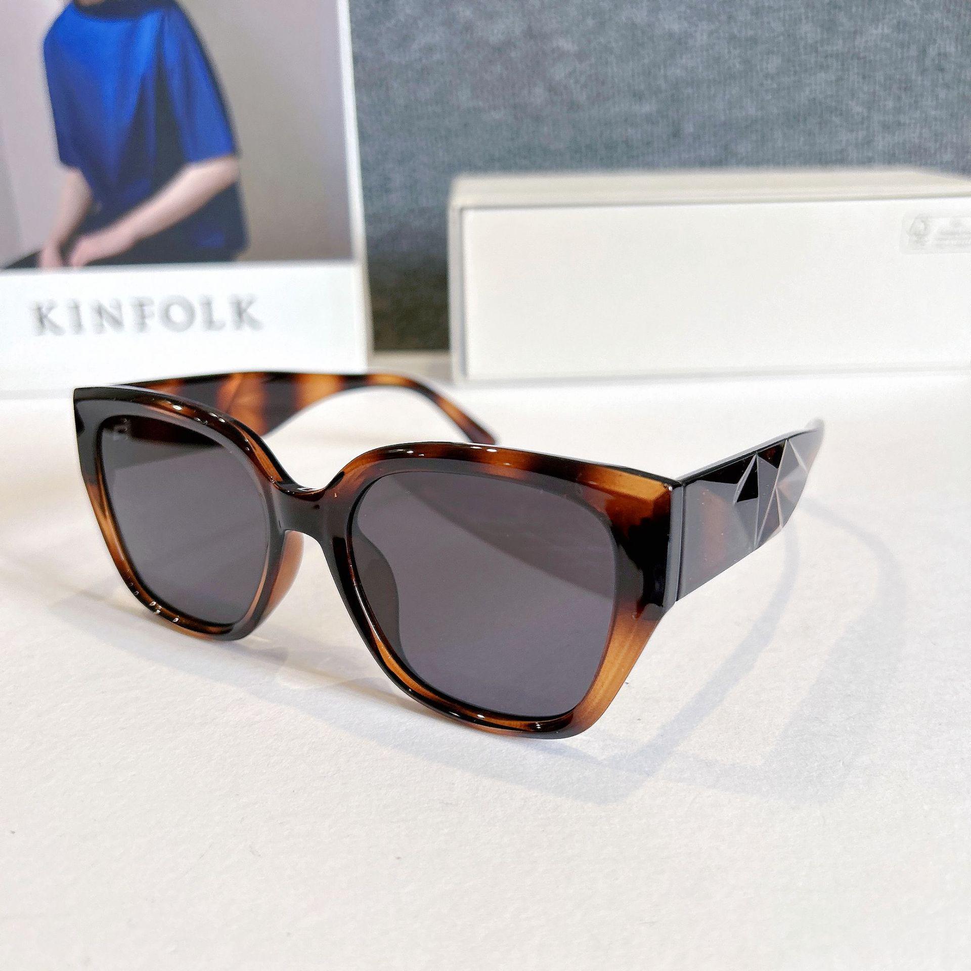 

Korean Style TR90 Polarized Cat Eye Sunglasses with UV Protection and Diamond Pattern Legs