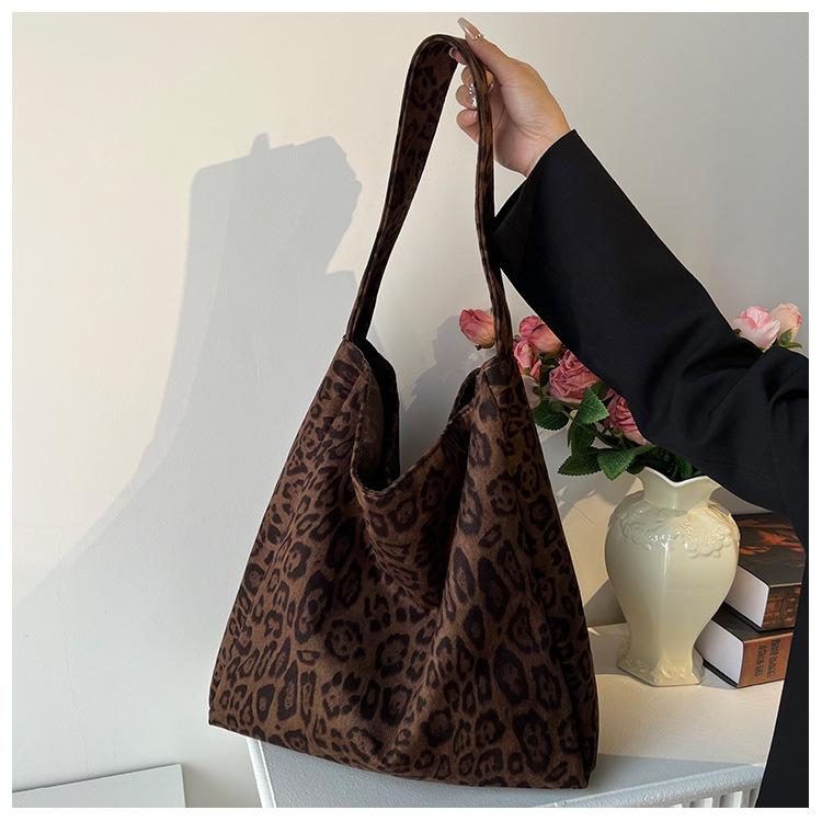 Korean leopard print tote bag women's 2025 new retro large-capacity shoulder bag fashion casual commuter armpit bag