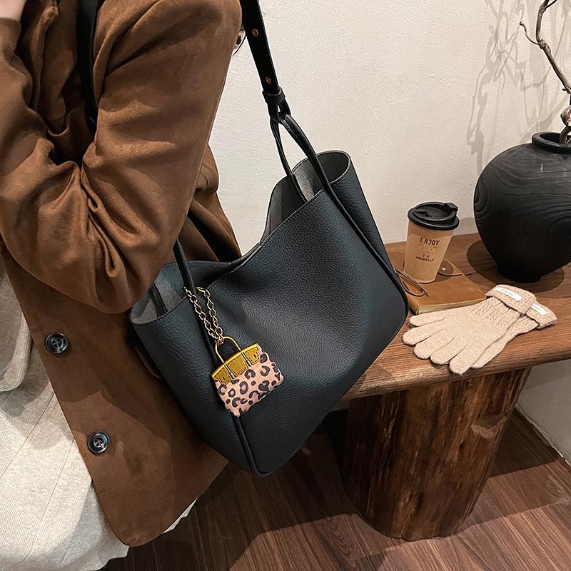2025 Autumn New Fashion Trend Versatile Women's Tote Bag Large Capacity Messenger Bag Solid Color Splicing Bag