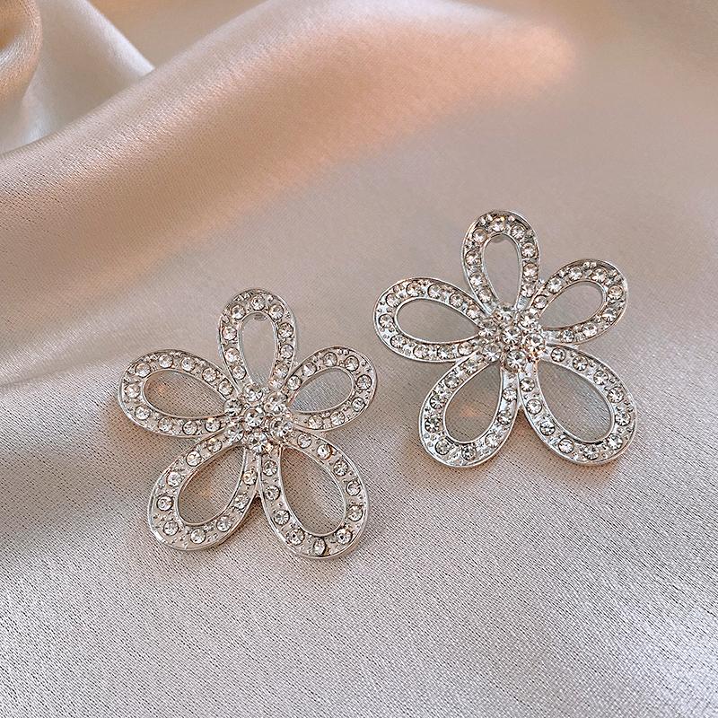 Simple Pearl Flower Earrings For Women Fashion High-End Metal Sense Temperament Earrings Trend