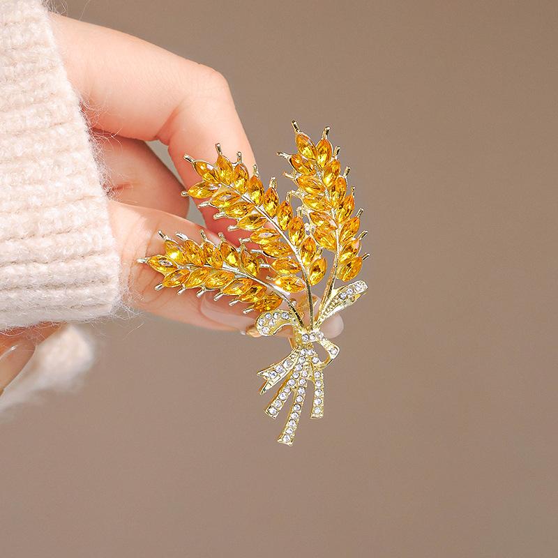 High-end golden wheat ear brooch, high-end sense, light luxury, niche corsage, versatile bouquet, suit coat pin.