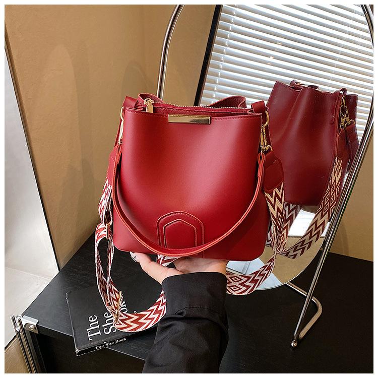 

Популярные сумки большой вместимости женские весна-лето 2025 новая универсальная модная сумка-ведро на плечо, сумка-мессенджер красный