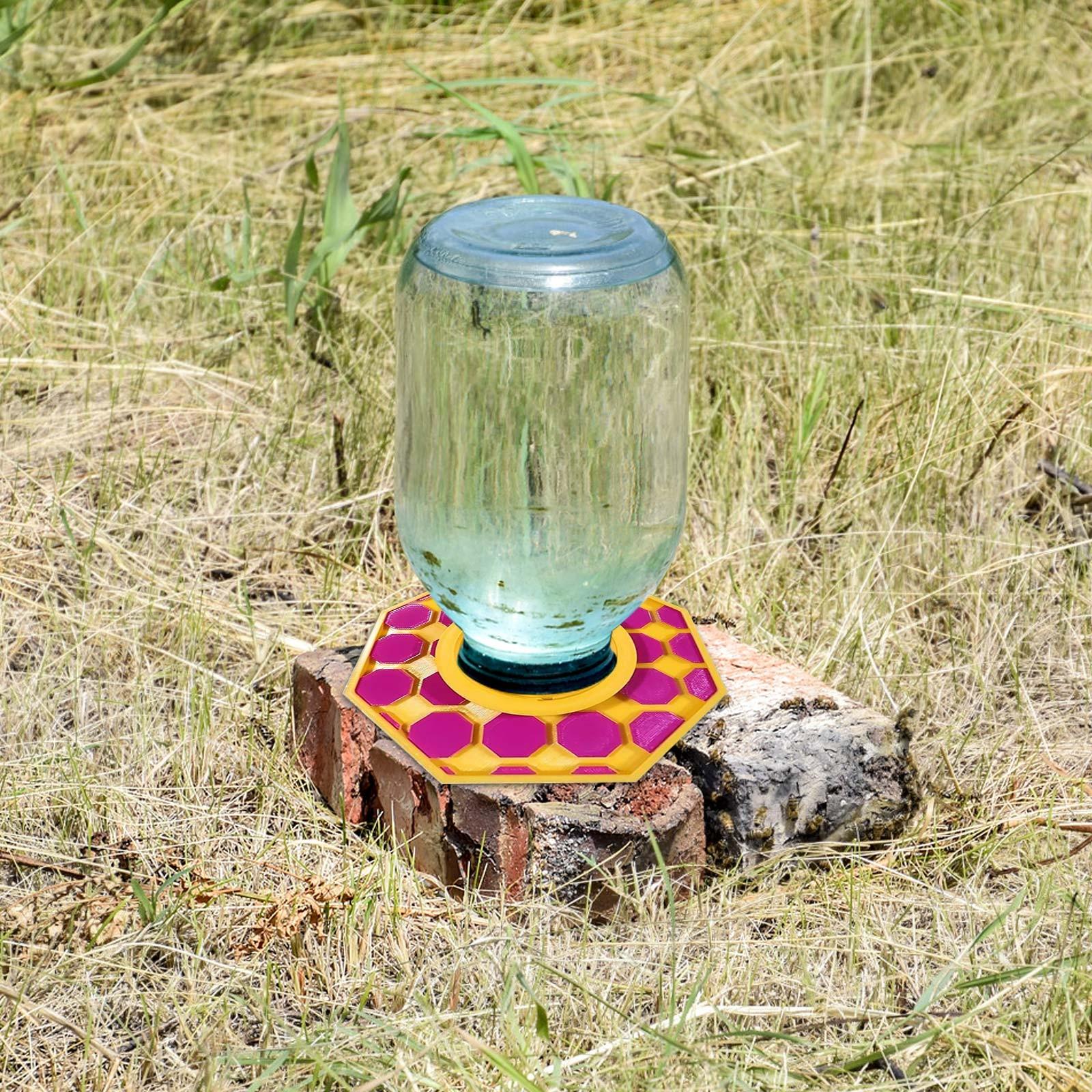 

Креативная поилка для пчел и продуманная система подачи воды One Size