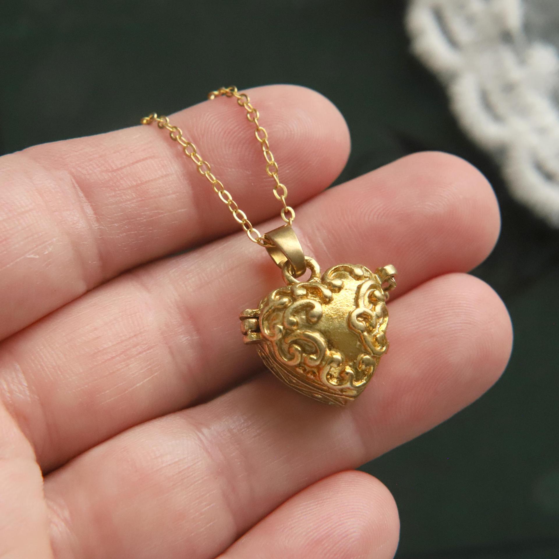 Gold Chain Love Opening And Closing Photo Box Necklace Niche Retro Style Pattern Personalized Literary Necklace