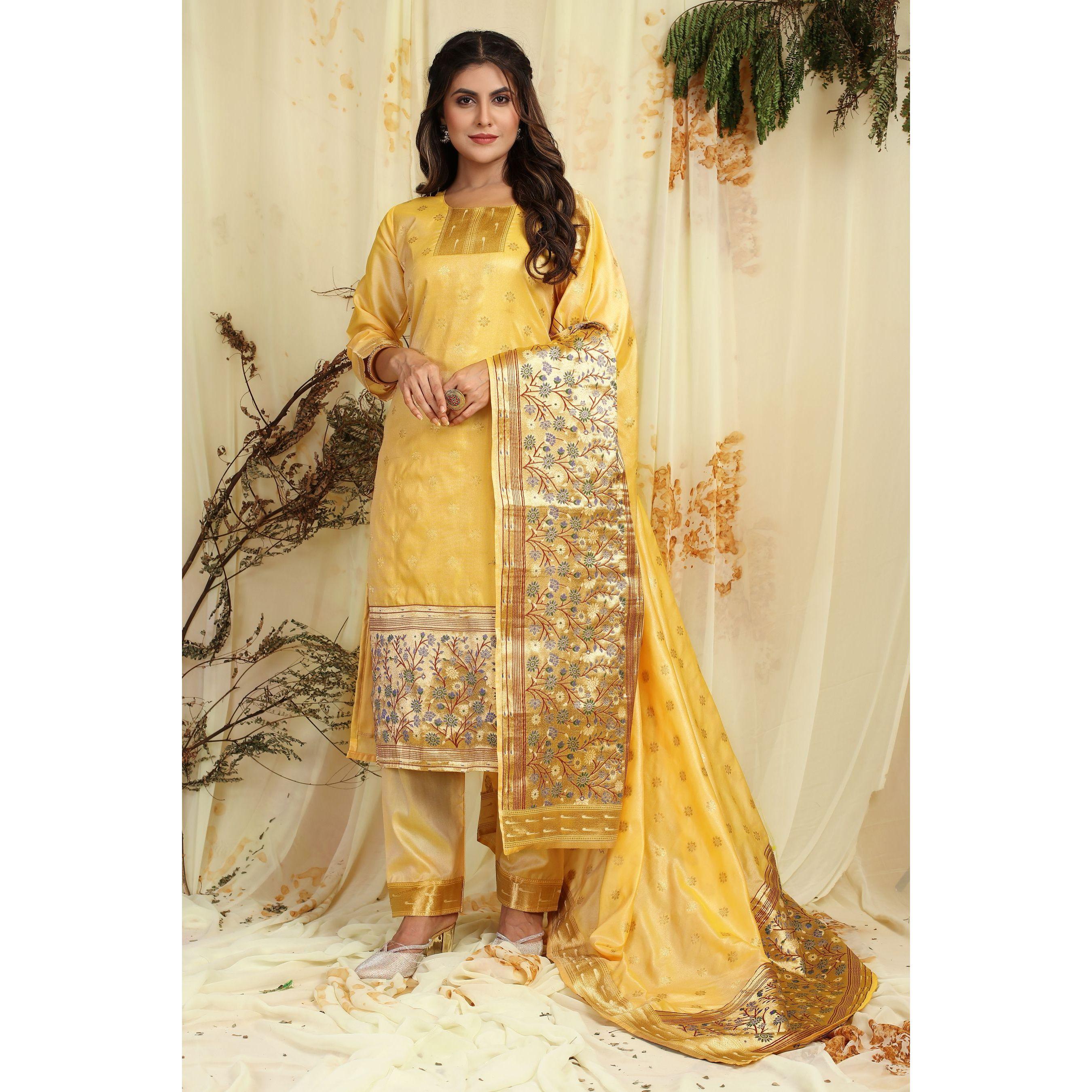 

Индийский традиционный костюм Paithani с золотым дизайном jari и великолепным красивым богатым Dupatta.