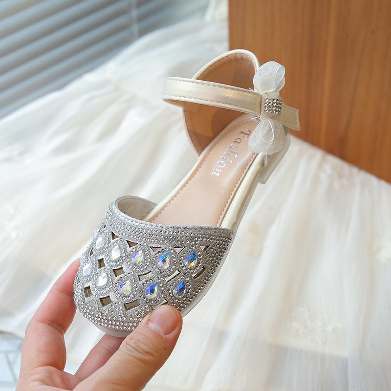 Dětské princeznovské boty s kamínkovou mašlí, korejský styl, módní, prodyšné, s měkkou podrážkou, letní novinka 2025, trendy poloviční sandály pro dívky