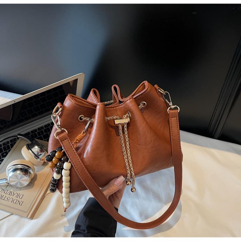 Niche design drawstring portable bucket bag women's new autumn and winter retro fashion commuter shoulder messenger bag