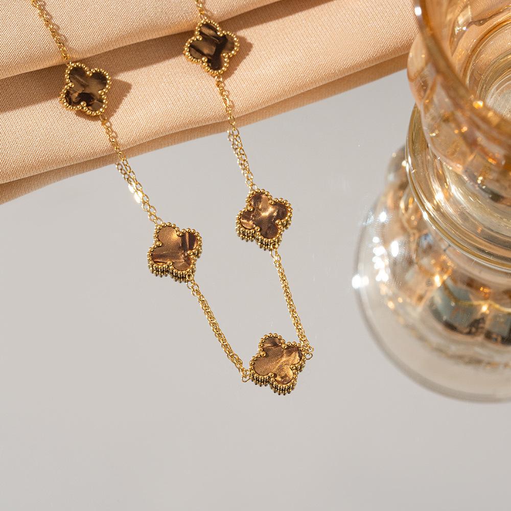 

Ожерелье из четырехлистного клевера из высококачественной титановой стали, которая не выцветает и излучает ощущение роскоши.. Это высококачественный аксессуар.