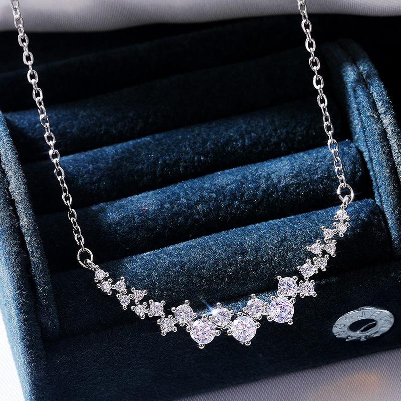 Ladies' Pendant Necklace, Inlaid with Gradient Transparent Cubic Zirconia, Minimalist Curved Design, Exquisite Daily Necklace, Birthday Gift