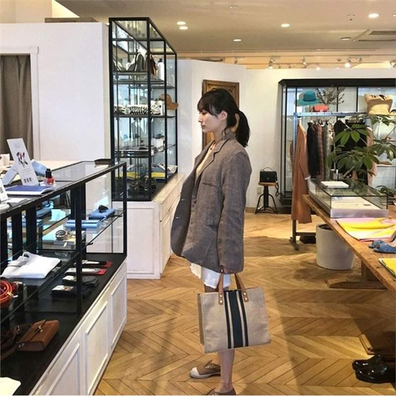 Korean-Style Striped Canvas Shoulder Bag: Women's Minimalist Professional Handbag with Large Capacity.