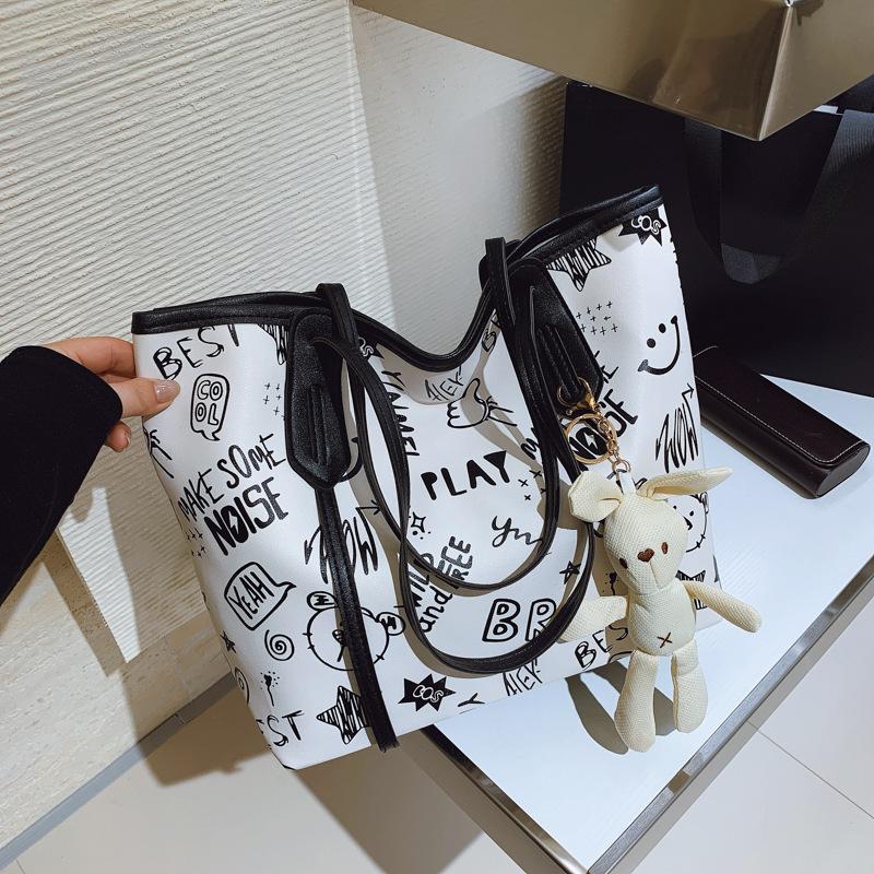 

Вместительная сумка под мышку 2025 осень и зима новая милая сумка на плечо с мультяшным принтом, сладкая литературная и художественная сумка-тоут
