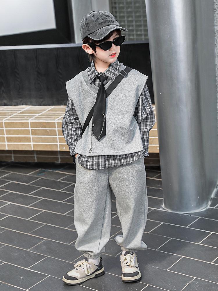 

Комплект для мальчиков на осень 2025 в стиле преппи, 3 предмета: Стильная рубашка, жилет и спортивная одежда 150 cm