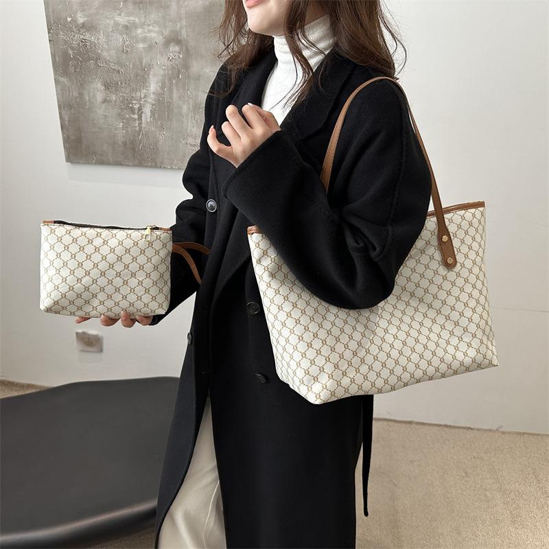 Light luxury temperament personalized commuter portable tote bag new beautiful niche design trendy shoulder armpit bag