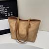 Niche high-end design tote bag large-capacity commuting leisure texture shoulder messenger bag pendant bag